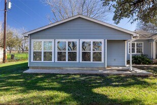 1012 Buerger Ln in Seguin, TX - Building Photo