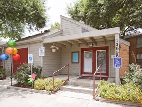 Villa de Valencia in San Antonio, TX - Foto de edificio - Building Photo