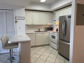 3500 Coral Way, Unit 709 in Coral Gables, FL - Foto de edificio - Building Photo