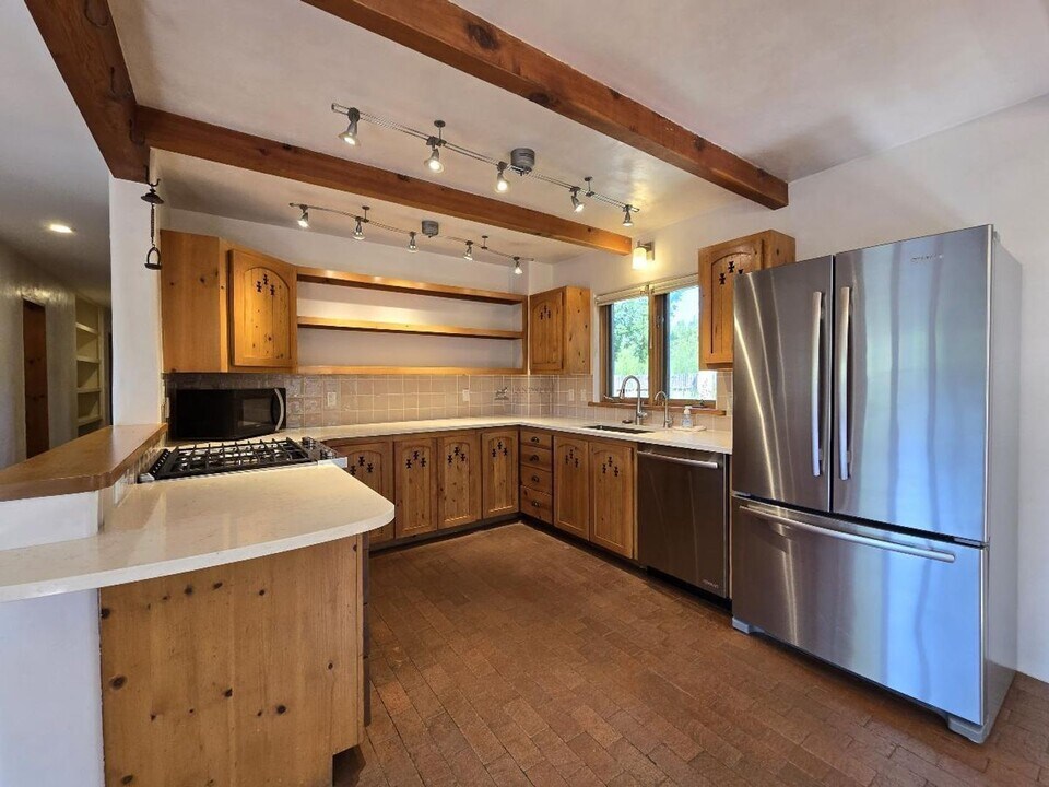 133 Valley Dr in Santa Fe, NM - Building Photo