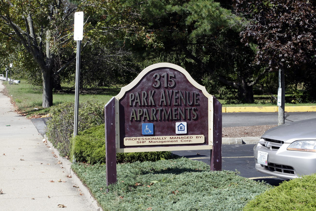 Park Avenue Apartments in Cranston, RI - Building Photo - Building Photo