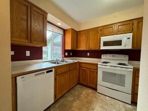 310 NE Terry Ln in Grants Pass, OR - Foto de edificio - Building Photo