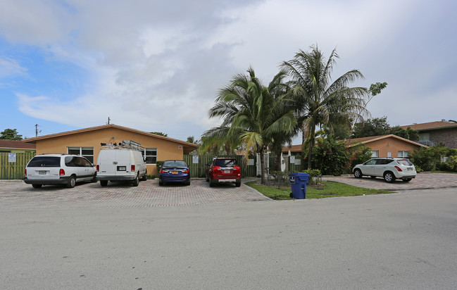 1341-1351 Holly Heights Dr in Fort Lauderdale, FL - Building Photo - Building Photo