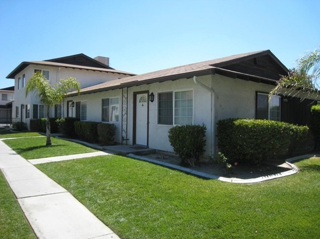 1275 W Oakland Ave in Hemet, CA - Foto de edificio - Building Photo