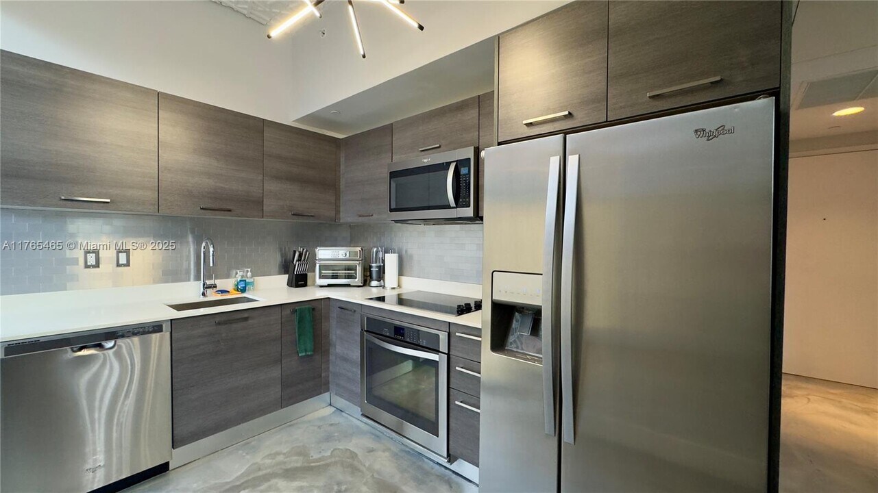 151 SE 1st St, Unit 610 in Miami, FL - Foto de edificio