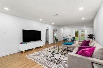 5519 De Lange Ln in Houston, TX - Building Photo - Building Photo