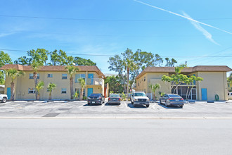 El Mar I and El Mar II in Indian Rocks Beach, FL - Foto de edificio - Building Photo