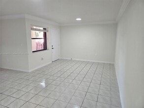 311 W Park Dr in Miami, FL - Foto de edificio - Building Photo