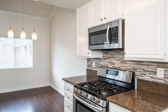 Verdugo Apartments in Burbank, CA - Foto de edificio - Building Photo