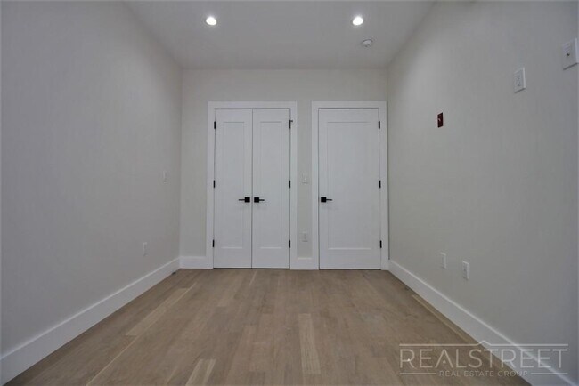 645 Knickerbocker Ave in Brooklyn, NY - Building Photo - Floor Plan