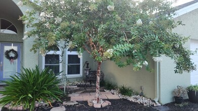 704 SW 11th Pl in Cape Coral, FL - Foto de edificio - Building Photo