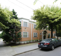 2728 SE Main St in Portland, OR - Foto de edificio - Building Photo