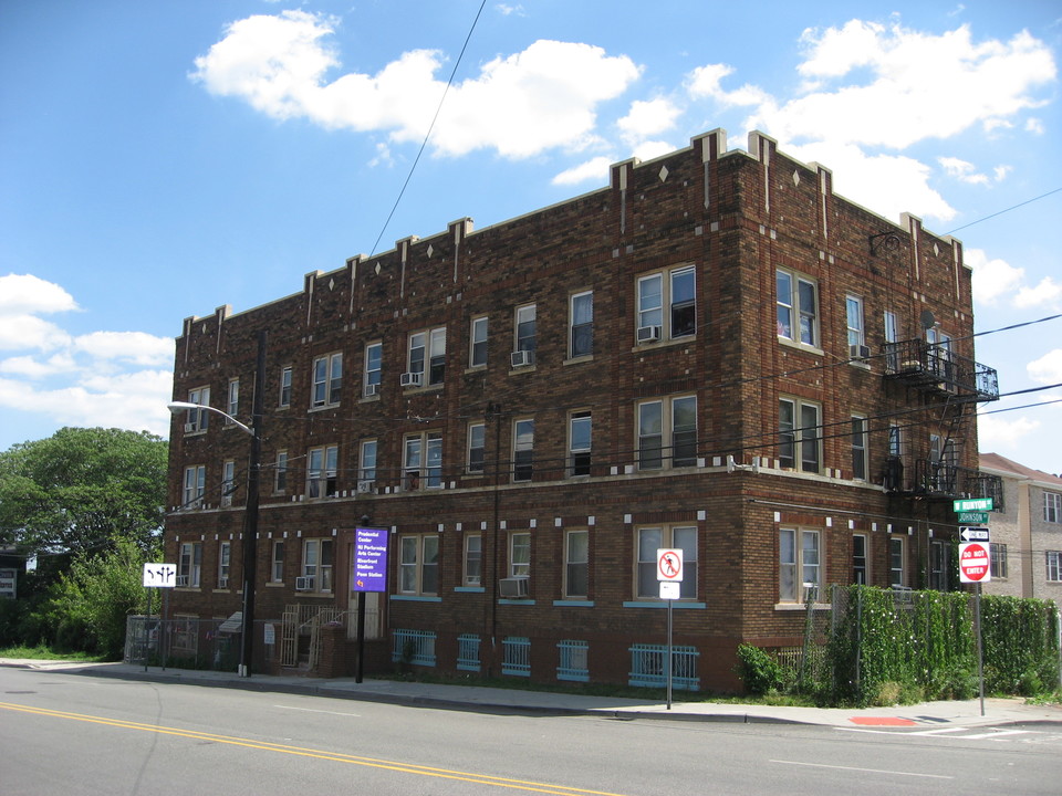 194-196 Johnson Ave in Newark, NJ - Building Photo