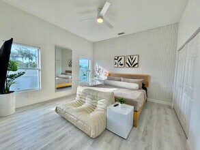 3204 Karen Dr, Unit 2 in Naples, FL - Foto de edificio - Building Photo
