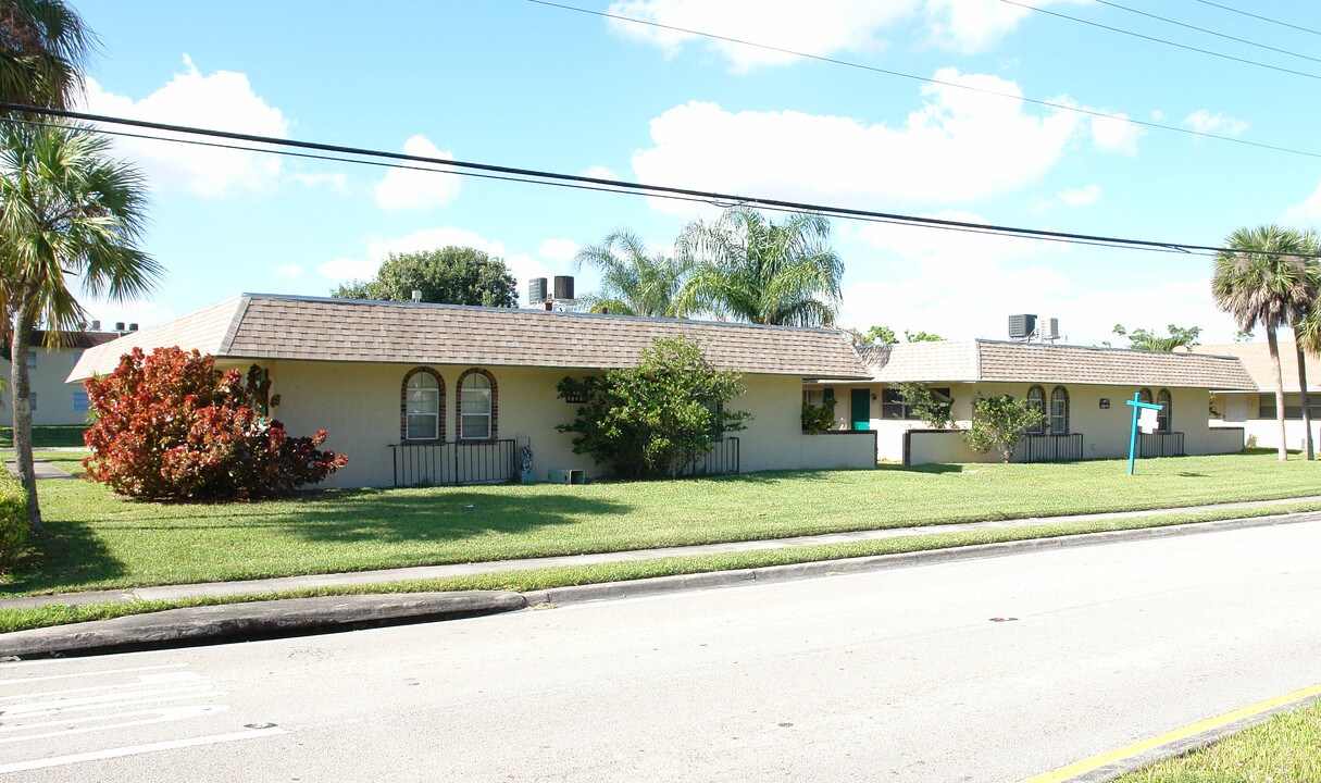 421 Banks Rd in Margate, FL - Foto de edificio