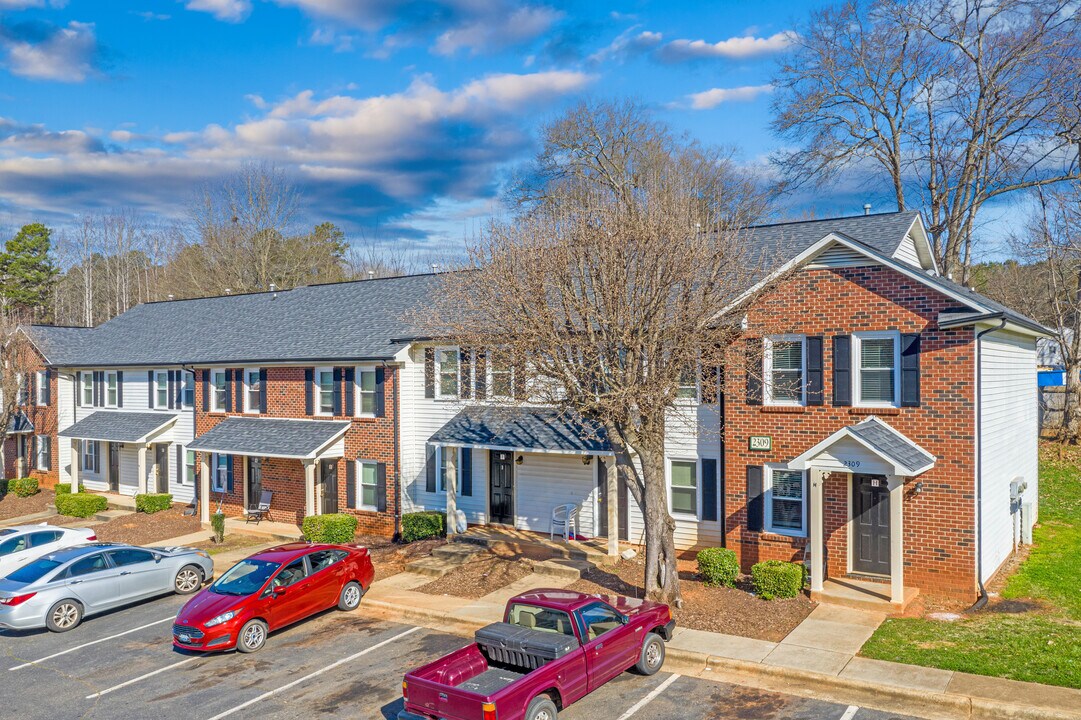 Ashbrook Village in Gastonia, NC - Foto de edificio