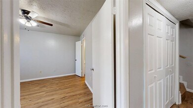 1327 Airline Dr in College Station, TX - Foto de edificio - Building Photo