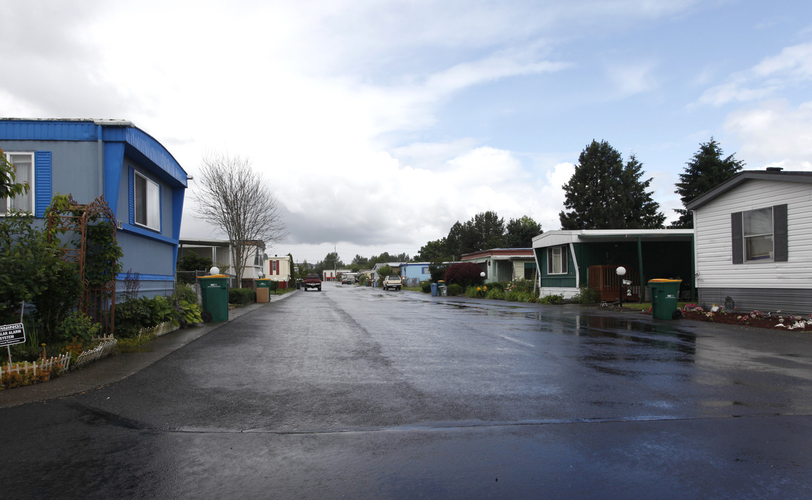 Poplar Mobile Manor in Troutdale, OR - Building Photo