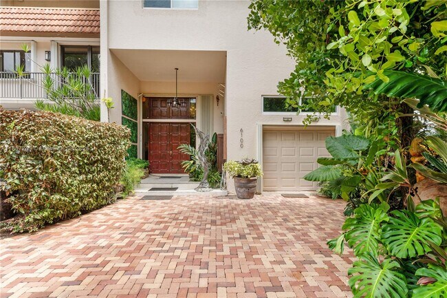 6100 Paradise Point Dr in Palmetto Bay, FL - Building Photo - Building Photo
