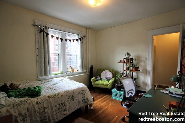 1999 Commonwealth Ave, Unit 12a in Boston, MA - Foto de edificio - Building Photo