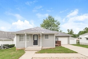 402 Maple Ave in Smithville, MO - Building Photo