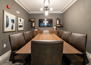 Hub13- Where Urban Amenities Meet Resident... in Oak Creek, WI - Foto de edificio - Building Photo