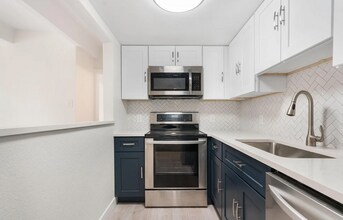 9725 E Harvard Ave, Unit 330 in Denver, CO - Foto de edificio - Building Photo