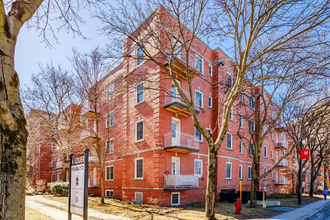 4792 De La Côte-Des-Neiges Ch in Montréal, QC - Building Photo