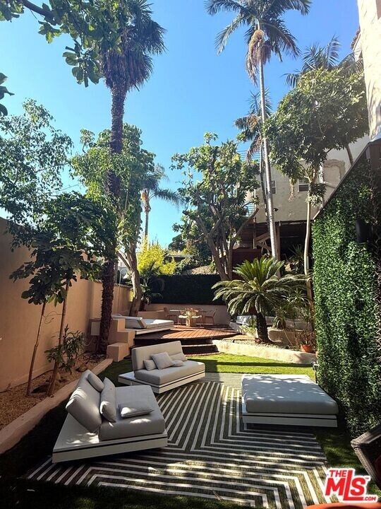 2066 Glencoe Way in Los Angeles, CA - Building Photo