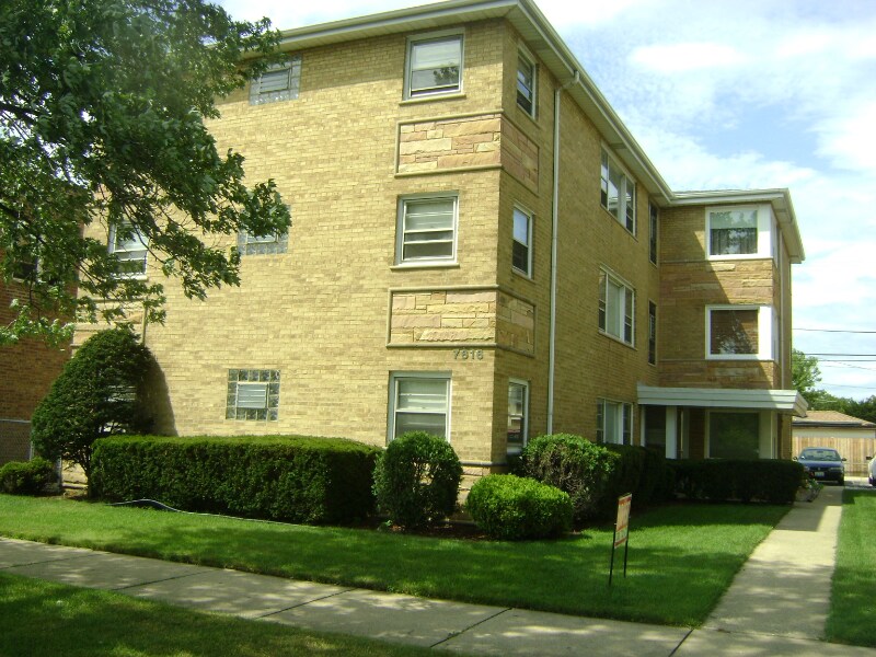 7616 W Higgins Ave in Chicago, IL - Building Photo