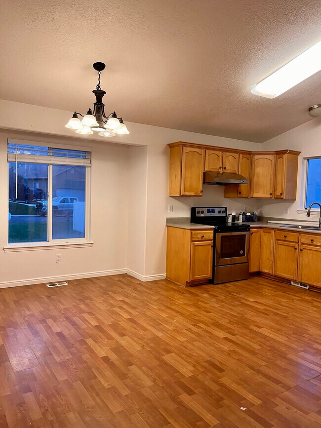 845 Apple Grove Ln in Pleasant Grove, UT - Building Photo - Building Photo