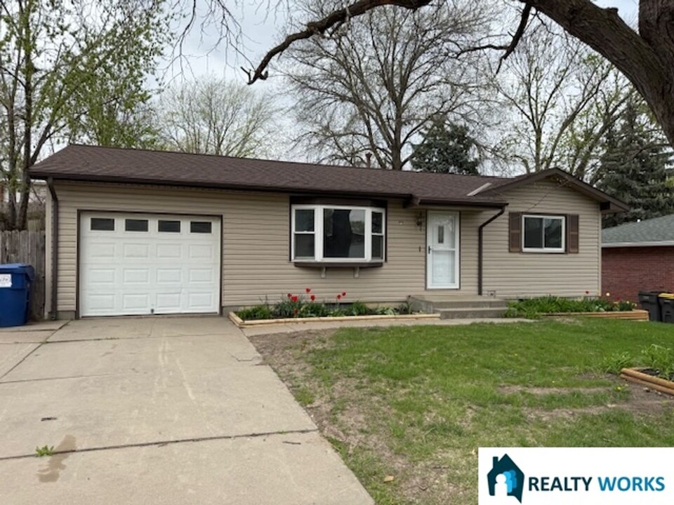 261 E Cherrywood Dr in Lincoln, NE - Foto de edificio