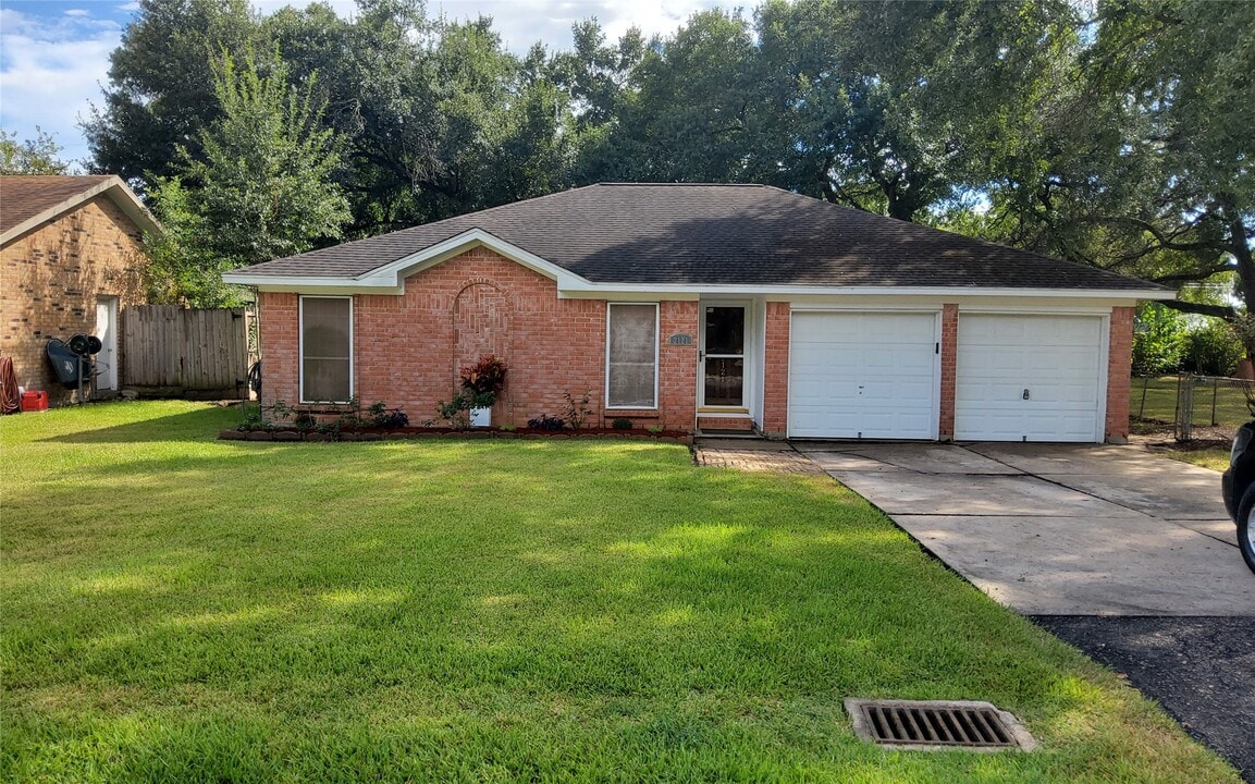 2121 Redwood St in Kemah, TX - Building Photo