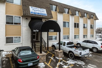 Bentley Place in Topeka, KS - Foto de edificio - Building Photo