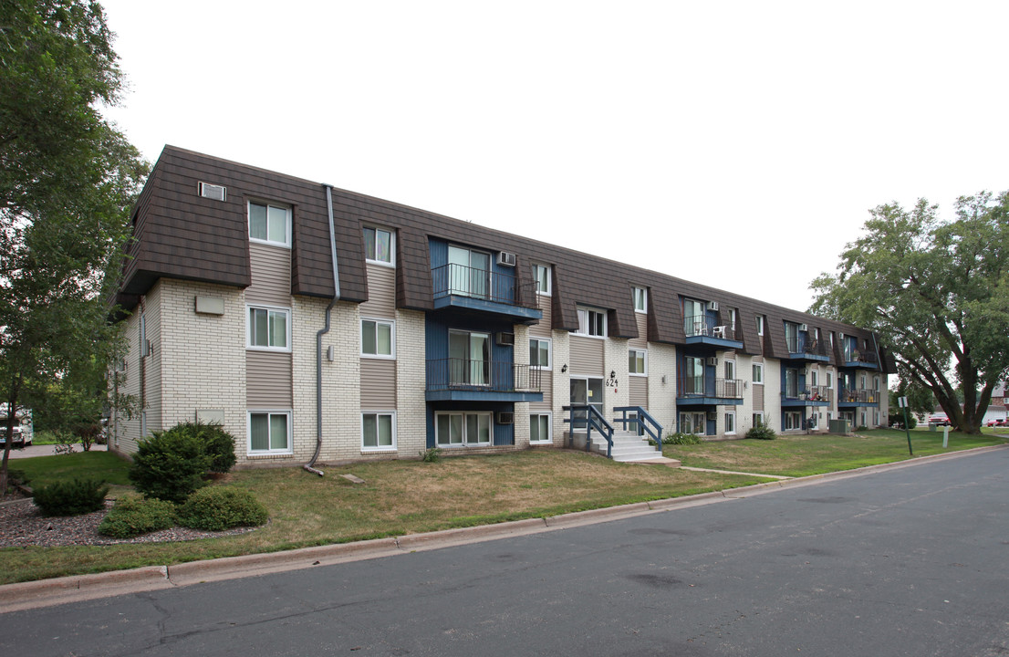 Apartments on 6th Avenue in Osseo, MN - Building Photo