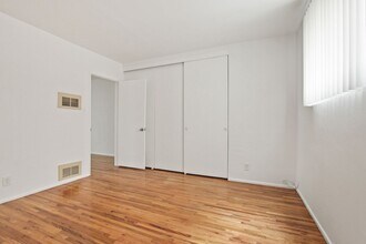 10910 Santa Monica Blvd in Los Angeles, CA - Building Photo - Building Photo