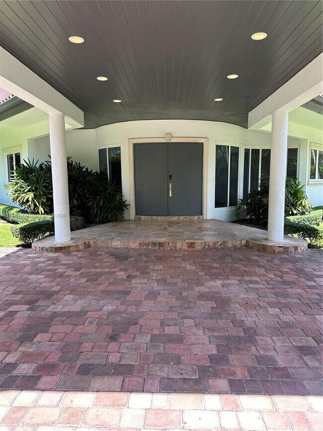 10600 SW 69th Ave in Miami, FL - Building Photo - Building Photo