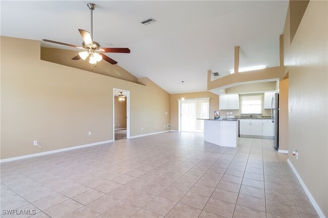 520 NW 24th Ave in Cape Coral, FL - Foto de edificio - Building Photo