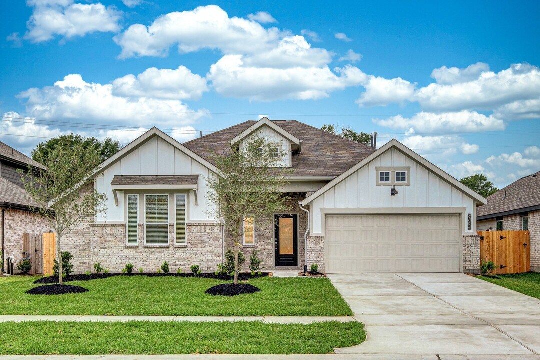 4604 Mustang Run Dr in Rosenberg, TX - Building Photo