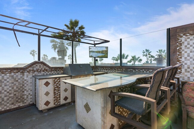 1314 Pacific Coast Hwy in Huntington Beach, CA - Building Photo - Building Photo