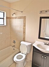 417 NW 2nd Ave-Unit -14 in Hallandale Beach, FL - Foto de edificio - Building Photo