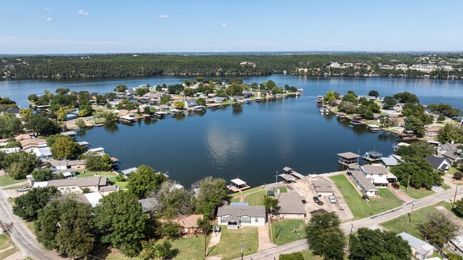 4023 Lands End Ct in Granbury, TX - Foto de edificio - Building Photo