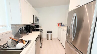 17228 NW 72nd Ct in Hialeah, FL - Building Photo - Building Photo