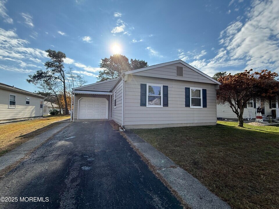 68 Virgin Islands Dr in Toms River, NJ - Building Photo