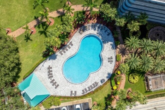 West Bay Village in Kissimmee, FL - Foto de edificio - Building Photo