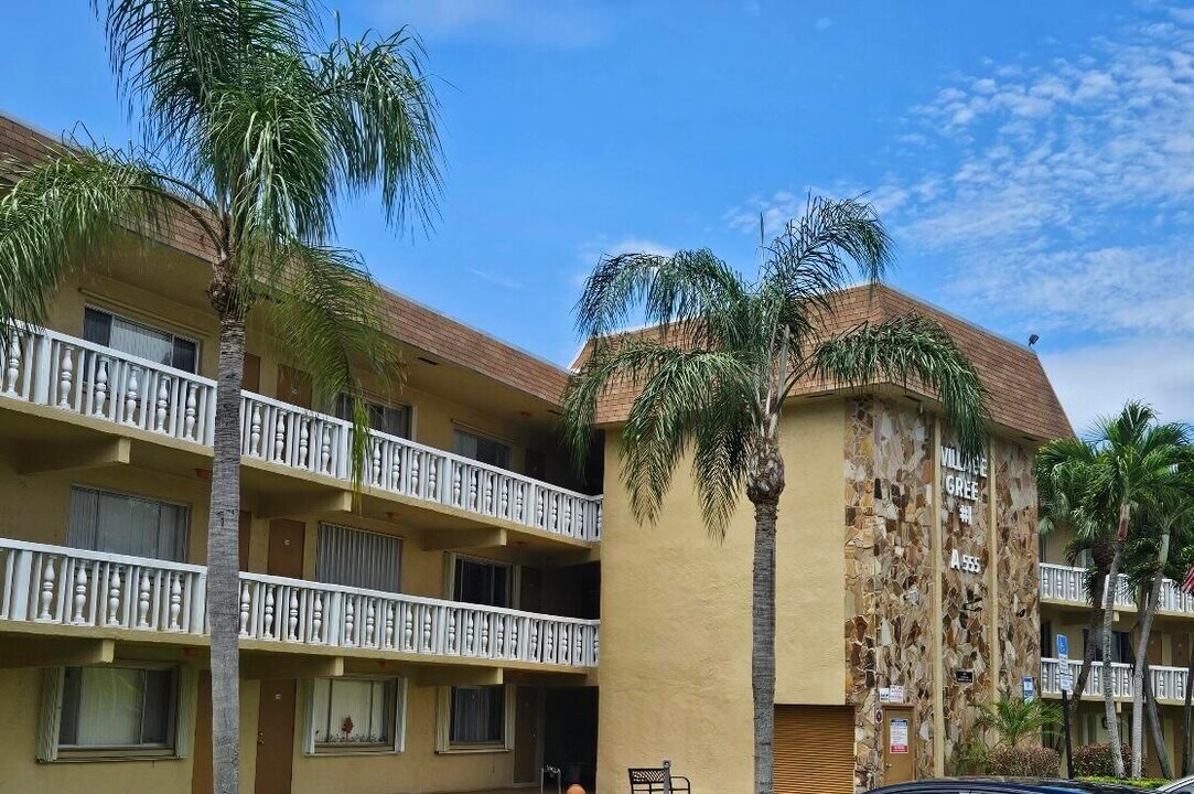 555 Purdy Ln in Palm Springs, FL - Building Photo
