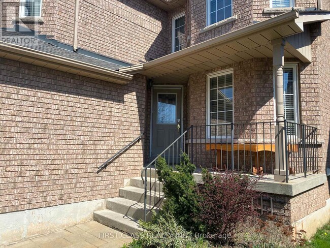 2397 Gladstone Ave in Oakville, ON - Building Photo - Building Photo