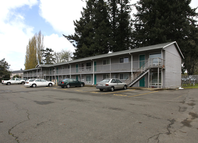 Heritage Arms Apartments in Woodburn, OR - Building Photo - Building Photo