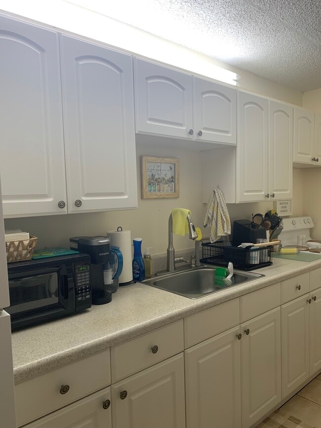 1061 SE Monterey Rd, Unit D in Stuart, FL - Building Photo - Building Photo