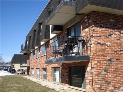 Joanna Court Apartments in Antioch, IL - Building Photo